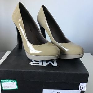 PATENT LEATHER PUMP